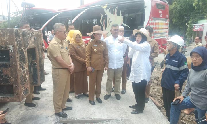 Wali Kota Tjhai CHui Mi (topi coklat) sedang mendengarkan penjelasan Wali Kota Risma tentang proyek box culvert yang berada di daerah Kelurahan Sememi, Kecamatan Benowo. foto: YUDI A/ BANGSAONLINE