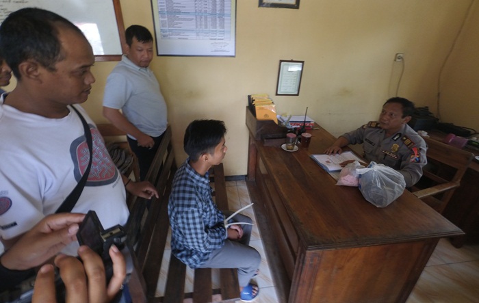 Tersangka IF saat diperiksa di Polsek Perak Jombang, Selasa (30/1). Foto: Rony Suhartomo/BANGSAONLINE
