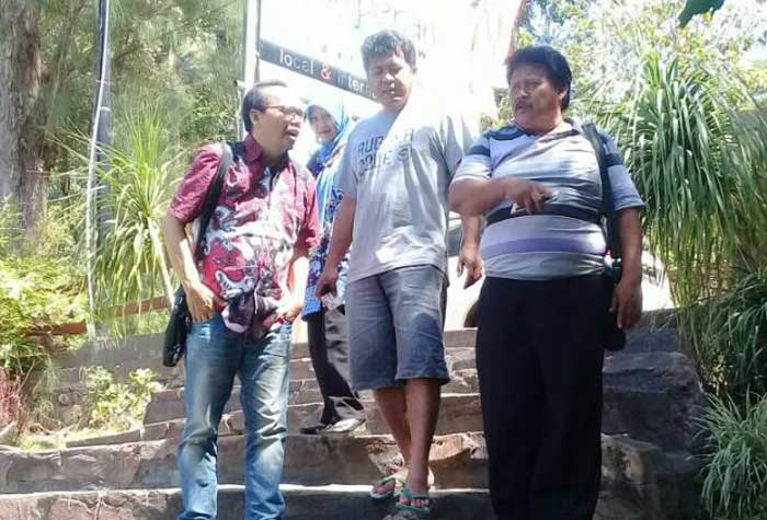 Sugiharto (tengah), kuasa penggugat sengketa pasar Tulakan.