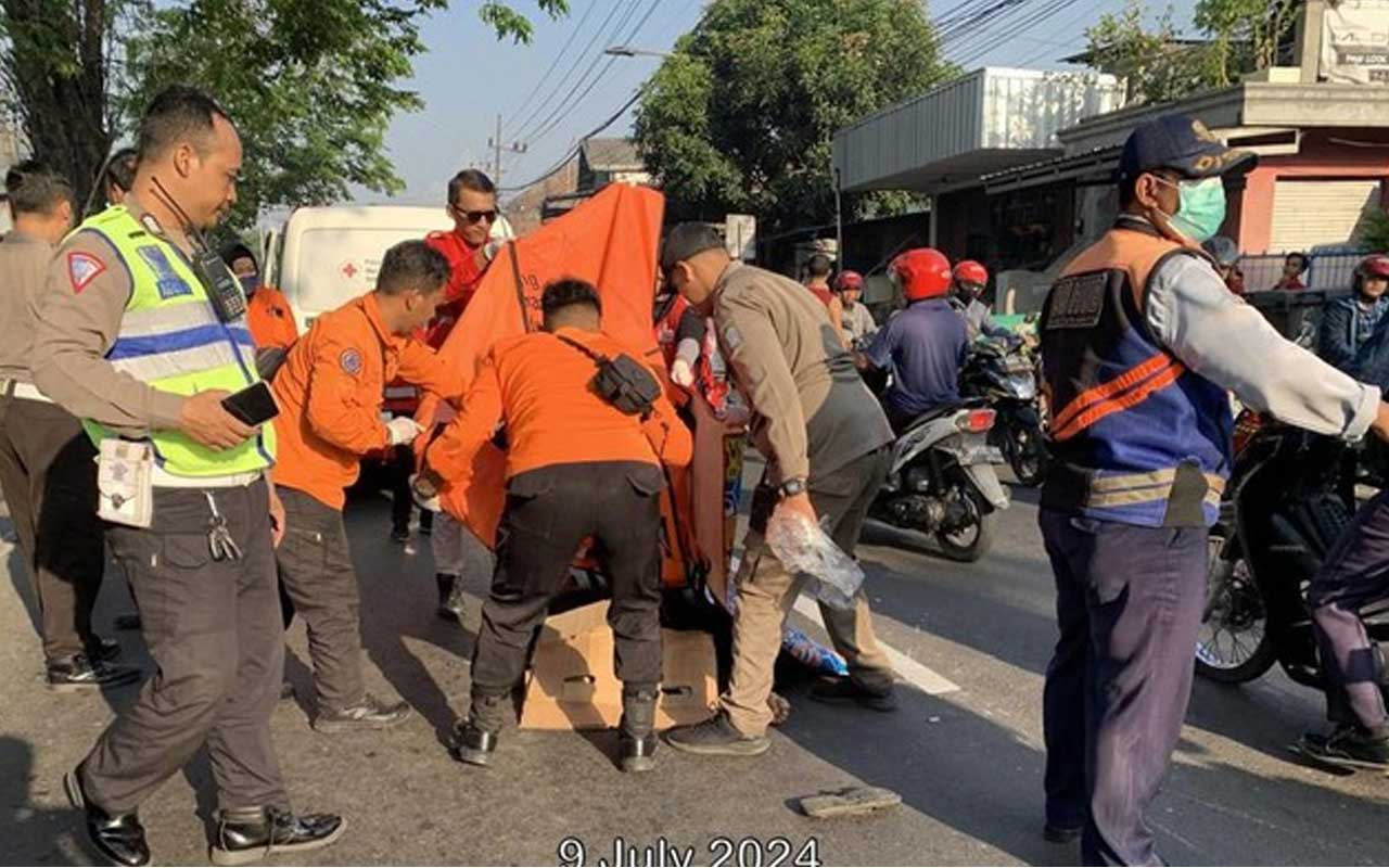 Proses evakuasi pria yang terlibat kecelakaan di Raya Mastrip, Surabaya. Foto: Dok. Command Center 112 Surabaya.