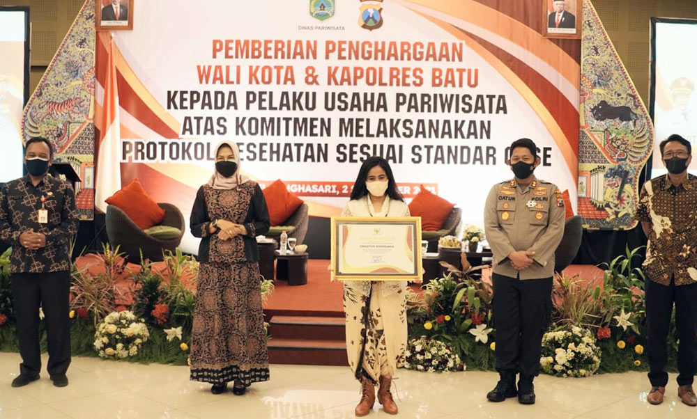 Pemberian penghargaan kepada beberapa pelaku wisata yang memiliki komitmen tinggi melaksanakan prokes sesuai standar cleanliness, health, safety, environment (CHSE).