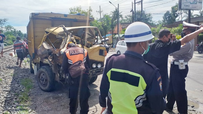 Kondisi truk usai dihantam KA Gajayana.