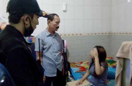 Petugas mengamankan satu pasangan mesum di salah satu wisma eks lokalisasi Dolly.