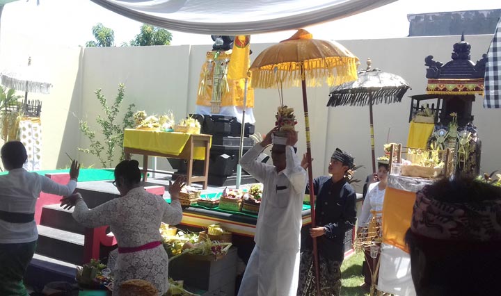Ritual memperingati Hari Saraswati di Pura Darma Bhakti, Sabtu (7/12).