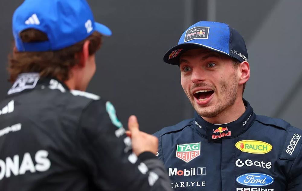Max Verstappen bergurau dengan Kimi Antonelli usai balapan. Foto: Bryn Lennon / Formula 1 via Getty Images