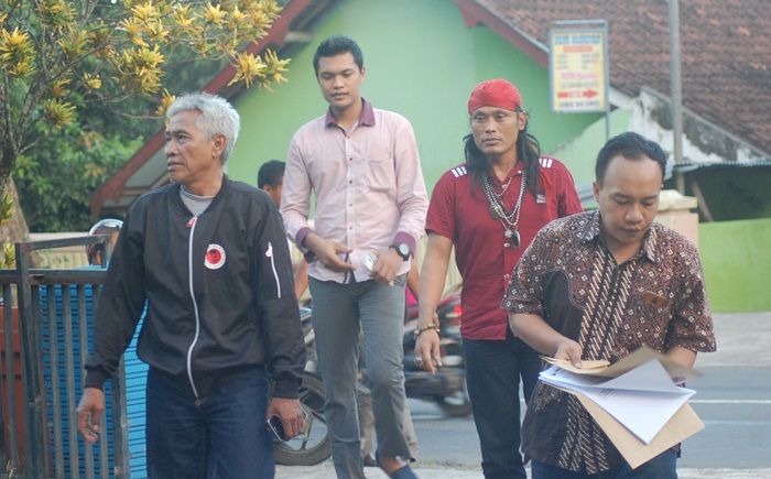 Ketua DPC PDIP Trenggalek Doding Rachmadi S.T (depan paling kanan) beserta jajarannya saat mendatangi Bawaslu Trenggalek. Foto: HERMAN/BANGSAONLINE