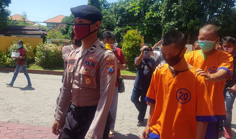 Dua pemuda yang pengisap sabu saat digelandang ke Mapolres Probolinggo.