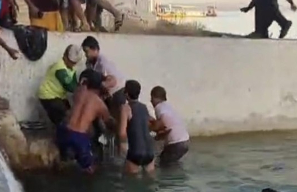 Tangkapan layar saat proses evakuasi korban yang sempat terseret arus pantai