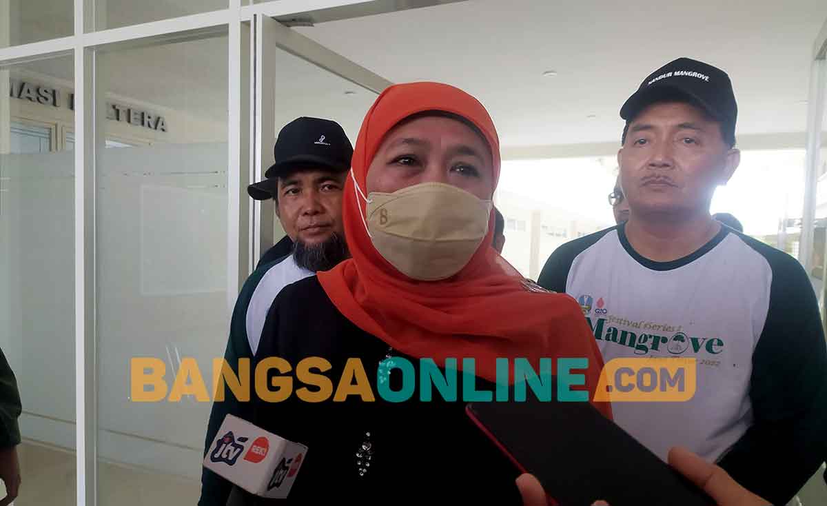 Gubernur Khofifah saat memberi keterangan ke awak media. Foto: MUTAMMIM/BANGSAONLINE