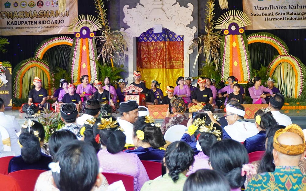 Tampilan kesenian memeriahkan acara Dharma Shanti, Minggu (19/4/2026). Foto: Ist