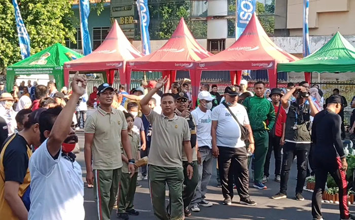 Suasana jalan santai yang digelar dalam rangka memperingati HUT ke-67 Satlantas Polres Probolinggo Kota.