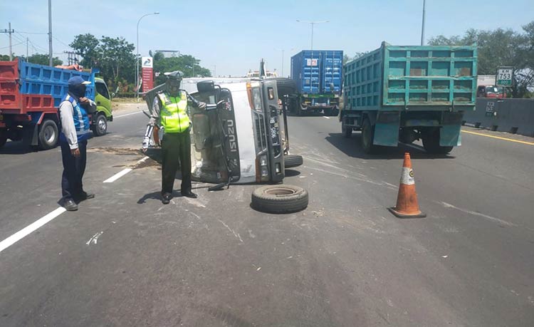 Ban Meletus, Truk Boks Muatan Kawat Ram Terguling di Tol Sidoarjo
