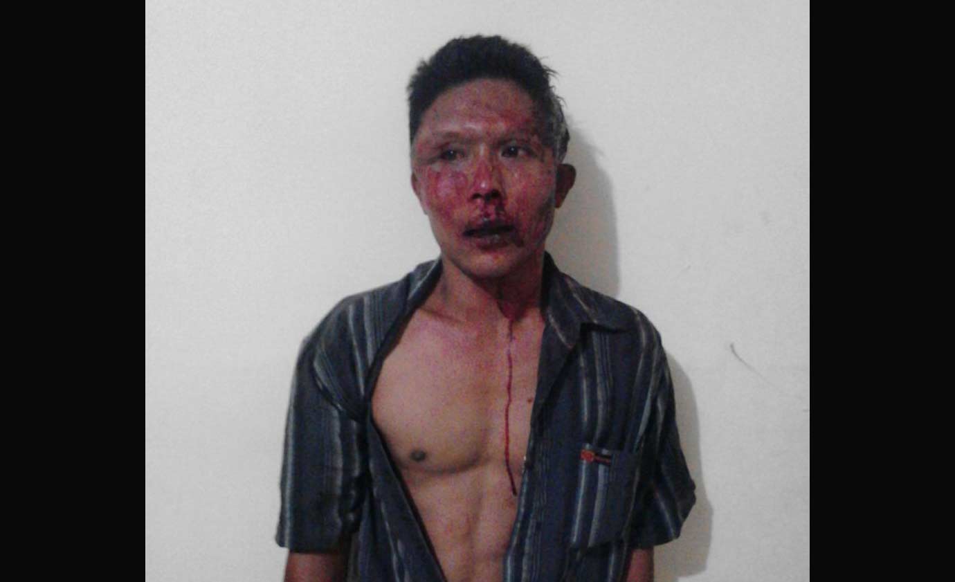 Tersangka saat diamankan di Mapolsek Prambon usai dihajar warga. foto: catur 