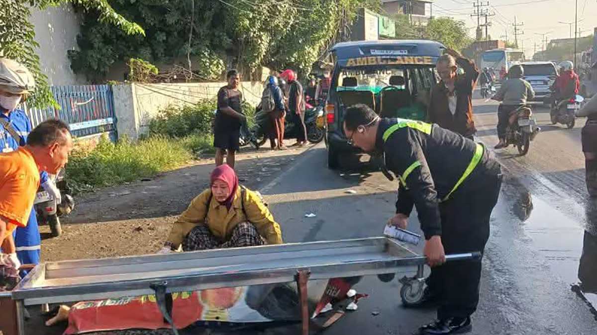Petugas saat mengevakuasi korban kecelakaan di Sidoarjo.