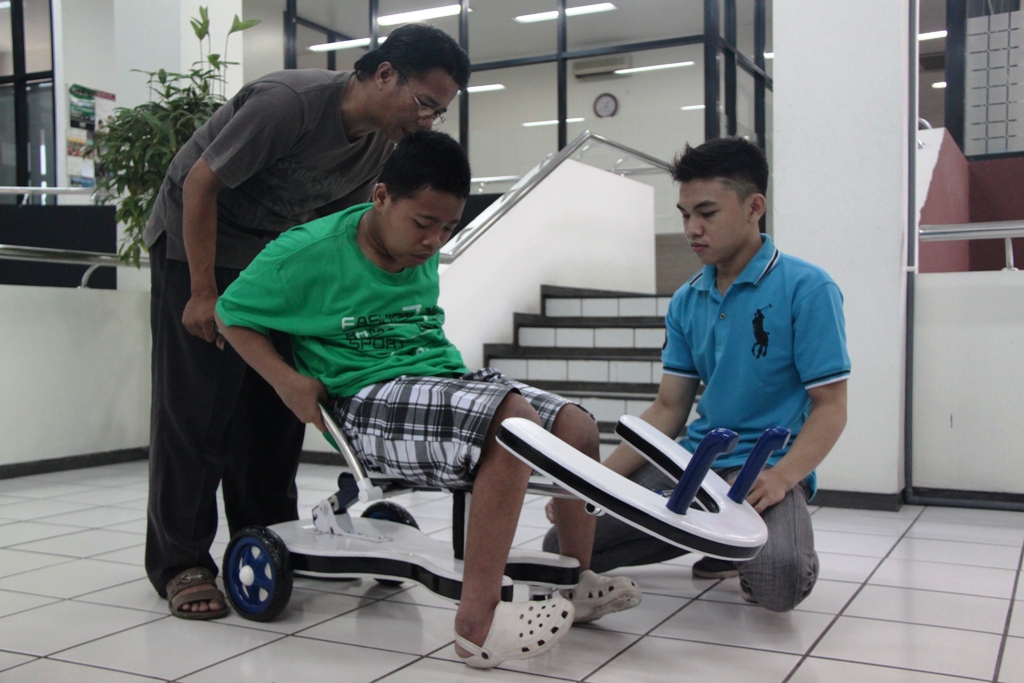 CEDLEBRAL PALSY. Rido menunjukkan Mobility Aid for Cerebral Palsy (Mai-CP), alat yang diciptakannya untuk penderita Cerebral Palsy. foto : nisa/bangsaonline