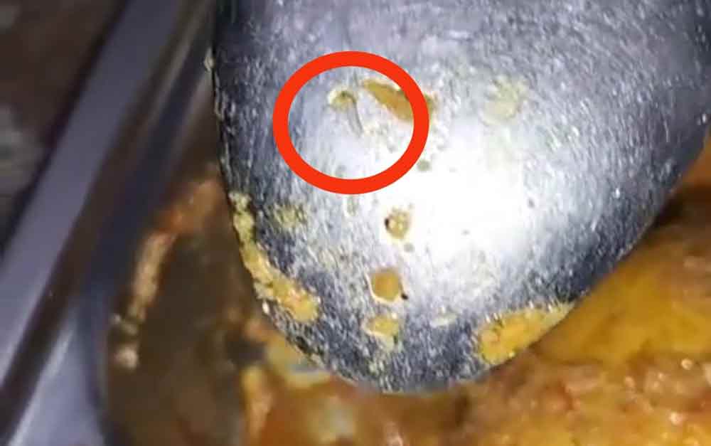 Tangkapan layar video viral saat siswa SMAN 3 Pamekasan menemukan belatung dalam makanan MBG.