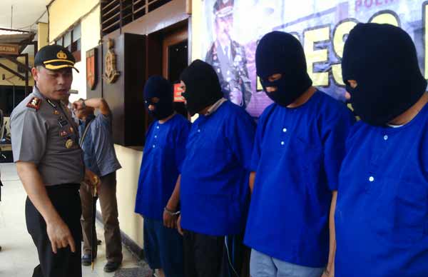 Para pelaku yang mengaku debt collector saat ditanyai Kapolres Bojonegoro. foto: eki nurhadi/ BANGSAONLINE