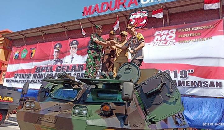 Kapolres Pamekasan dan Dandim 0826/Pamekasan bersama Bupati dan wakil bupati dalam gelar apel pasukan pengamanan pilkades serentak 2019 Pamekasan.