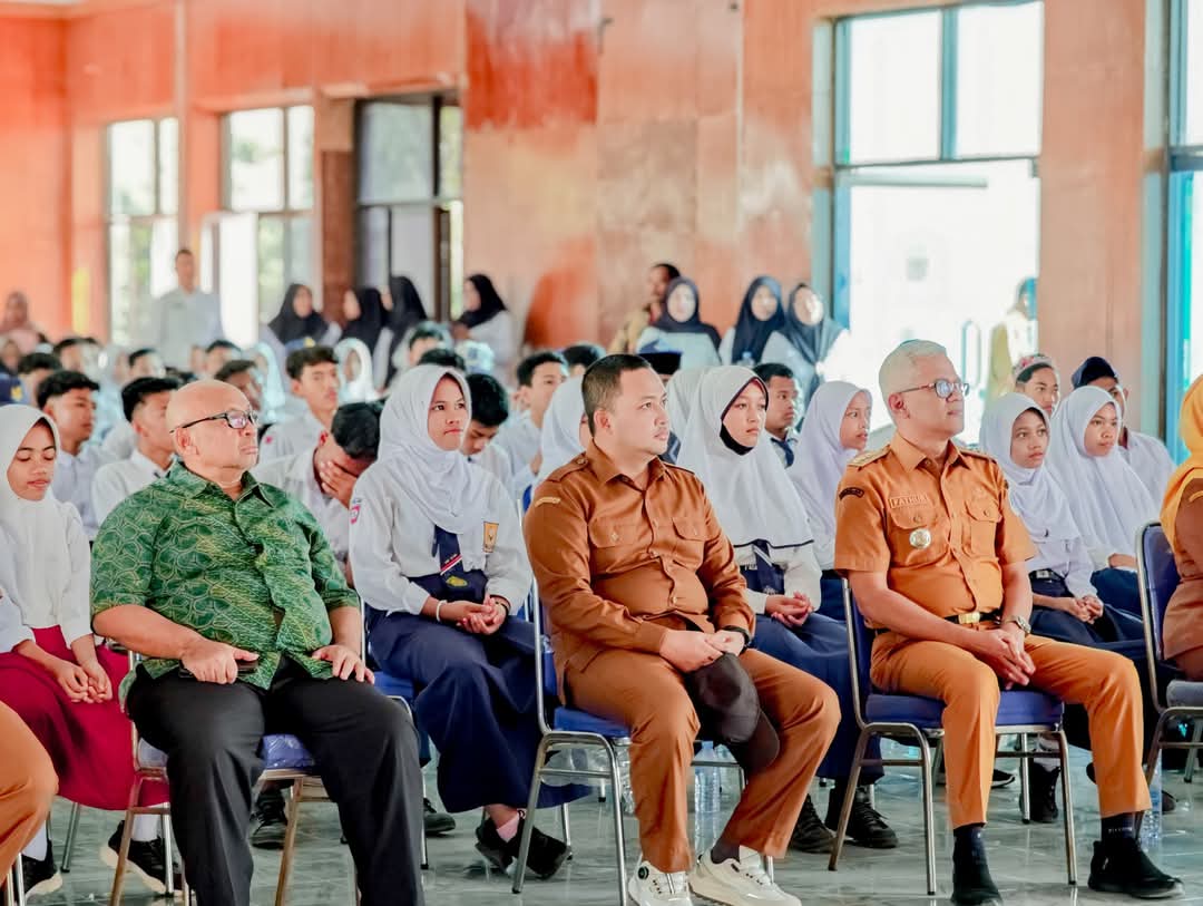 Bupati Pasuruan, HM Rusdi Sutejo saat meninjau hari pertama Sekolah Rakyat Terintegrasi 3 Kabupaten Pasuruan