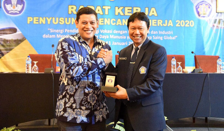 Wali Kota Kediri Abdullah Abu Bakar (pakaian batik).