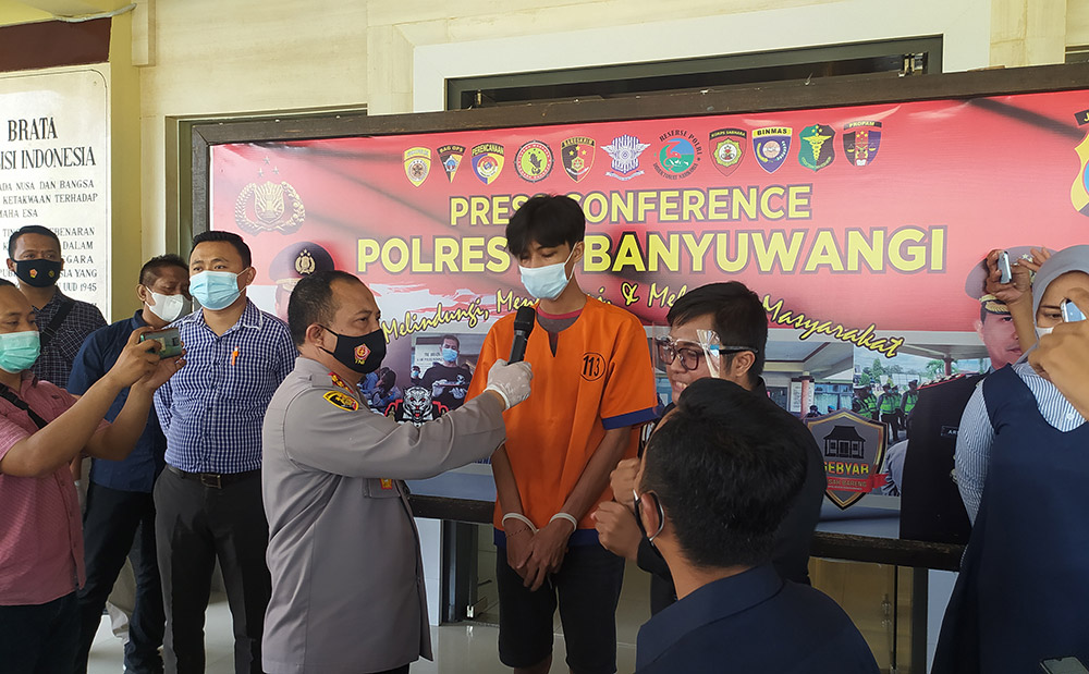 Tersangka FF saat dimintai keterangan Kapolresta Banyuwangi Kombes Pol Arman Asmara Syarifuddin.