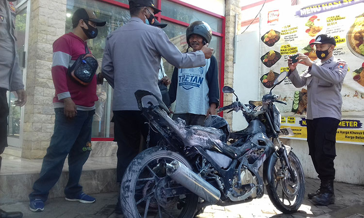 Motor Suzuki Satria Nopol N 4783 RY terbakar di SPBU Jalan Mastrip Kota Probolinggo. (foto: ist)