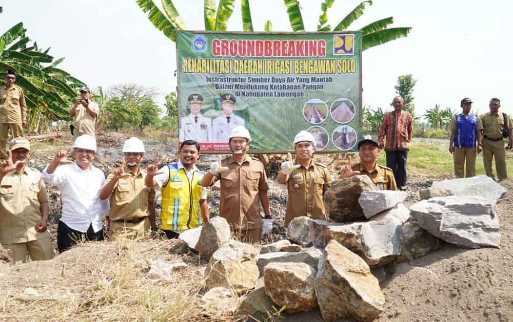Bupati Lamongan Yuhronunr Efendi saat melakukan groundbreaking rehabilitasi daerah irigasi Bengawan Solo.
