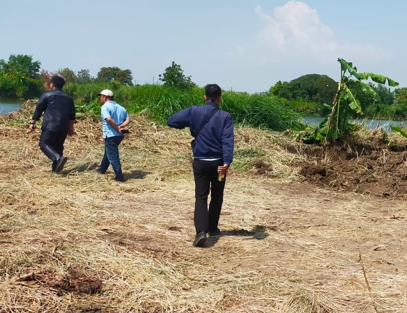 Ketua DPRD Gresik M Syahrul Munir saat menghentikan aktivitas penambangan galian C di Desa Sukorejo, Kecamatan Bungah. FOTO: ist.