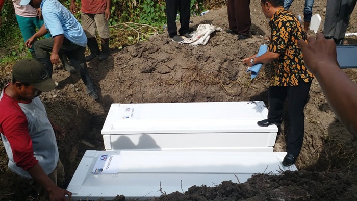Jenazah Dita dimakamkan dalam satu liang lahat, sendirian. Sementara dua anaknya, dikubur di satu liang lahat yang berada di sebelah utara makam Dita.