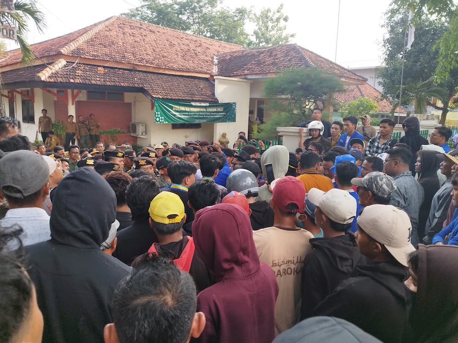 Ratusan massa PC PMII Pamekasan dan nelayan saat menggeruduk Kantor Perhutani Madura.