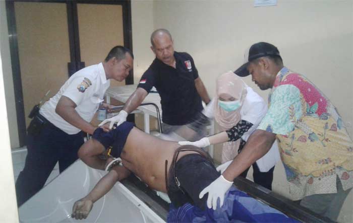 Aiptu Yuli Jatmiko saat mengidentifikasi korban.