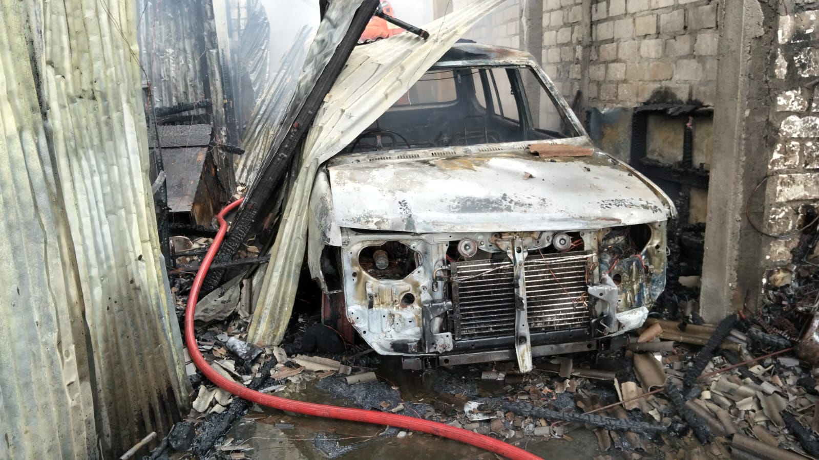 Percikan Listrik Picu Kebakaran Rumah dan Kios Bensin di Roomo Gresik, Dua Mobil Hangus