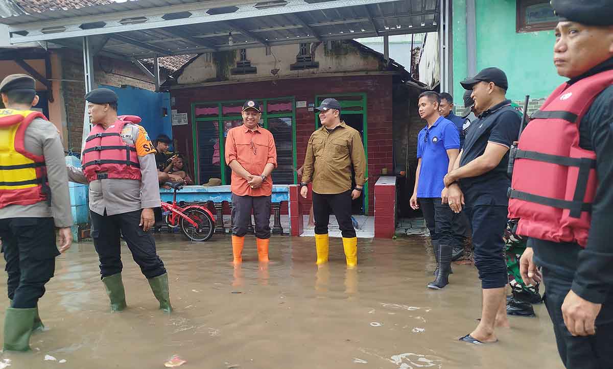 Plt Kalaksa BPBD Jombang, Wiko F Diaz, saat meninjau lokasi banjir di Desa Kademangan.