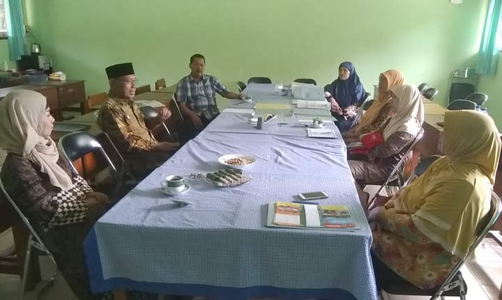 Dewan Pendidikan saat meminta keterangan perihal dugaan SMKN 1 yang mencuri start PPDB.
