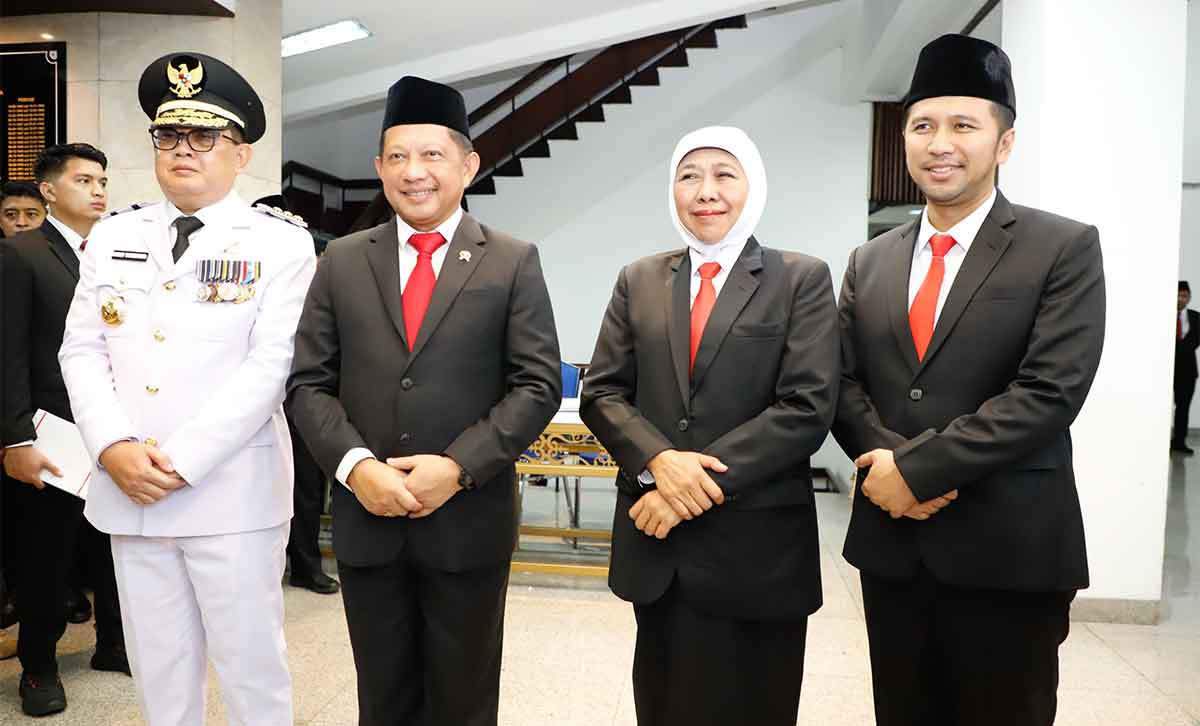 Khofifah dan Emil Dardak saat menghadiri pelantikan Adhy Karyono sebagai Pj Gubernur Jawa Timur di Jakarta.