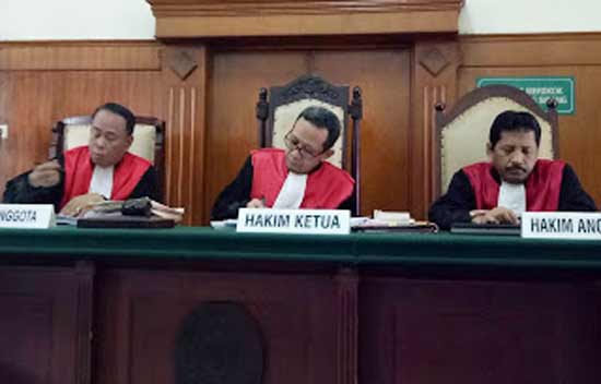 Majelis hakim yang memimpin sidang.
