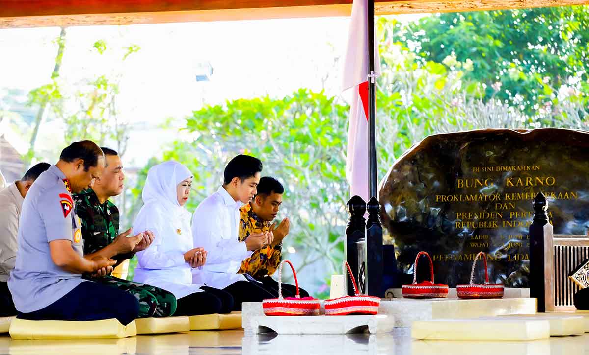 Gubernur Khofifah saat mendampingi Wapres Gibran dalam ziarah ke makam Sang Proklamator, Ir. Soekarno, di Kota Blitar.