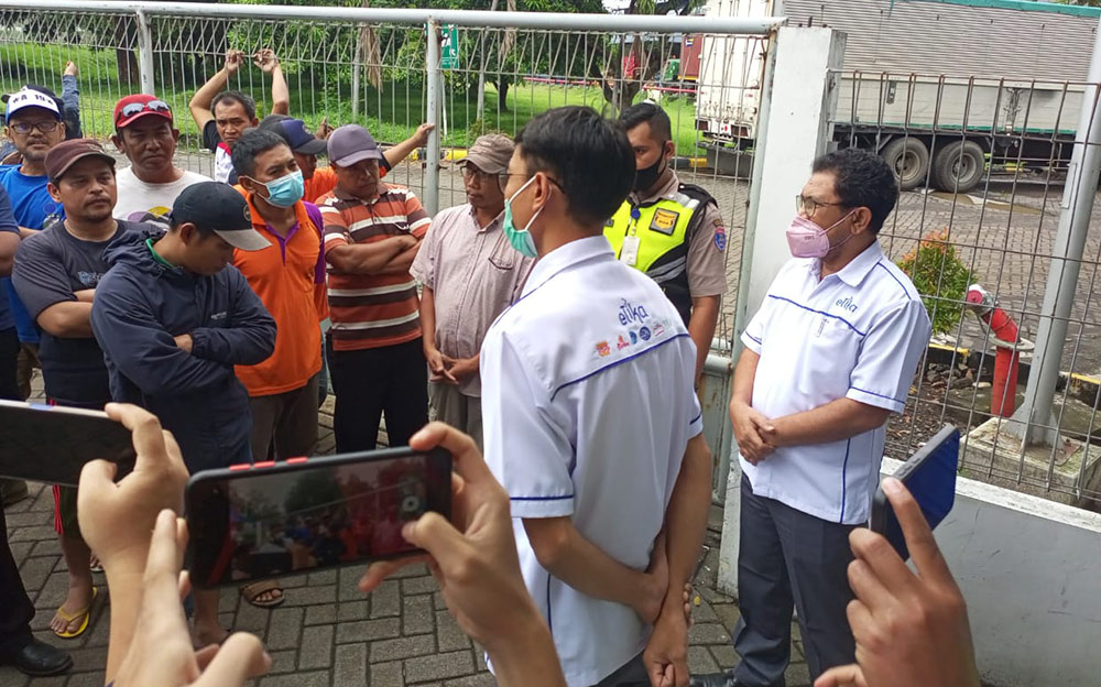 Puluhan Warga Dusun Gesing ditemui Manajemen PT Etika Dairies Indonesia. Pertemuan itu tak membuahkan hasil.