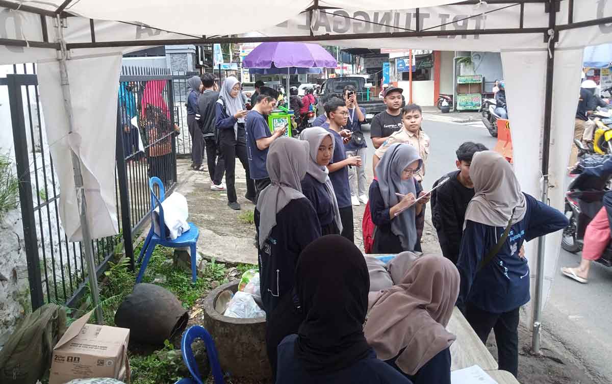 Pasar murah saat Ramadhan yang digelar OSIS SMAN 2 Batu.