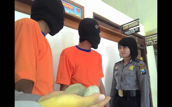 Kedua tersangka saat diamankan di Mapolsek Pagu Kabupaten Kediri beserta barang bukti. foto: dendi martoni/BANGSAONLINE