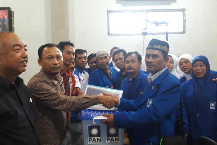 Khamsun, Ketua DPD PAN Gresik saat menyerahkan berkas keanggotaan ke KPUD. foto: SYUHUD/ BANGSAONLINE