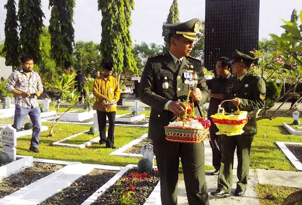 Dandim 0825 Banyuwangi saat ziarah di TMP Banyuwangi