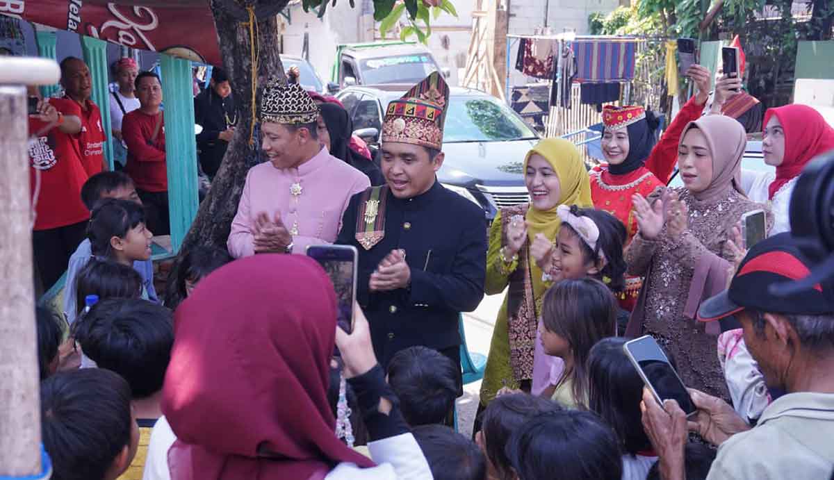 Wali Kota Pasuruan saat berkunjung ke anak yang lahir bertepatan di HUT ke-80 RI di Bidan Siti Nur Aini, Kelurahan Bugul Lor.