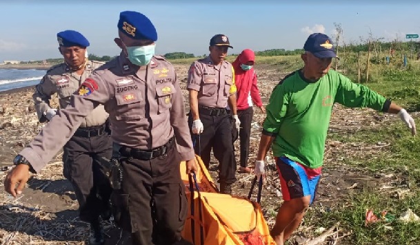 Petugas mengevakuasi mayat yang ditemukan di Pantai Pancer, Jember.