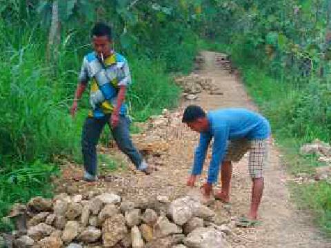Jalan di Desa Pandiyangan, Sampang, diduga dirusak caleg gagal. foto: ahmad bahri/Bangsa Online