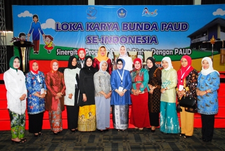 Bu Karwo foto bersama dengan para Bunda Paud dari Kab Kota se-Provinsi Jawa Timur pada acara Loka Karya Bunda Paud se-Indonesia.Foto: humas untuk BANGSAONLINE