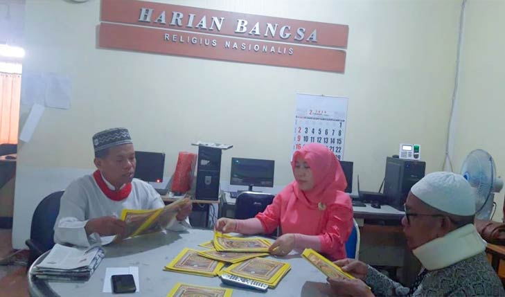 DARI KIRI: Pimpinan Perusahaan Abdurrahman Ubaidah, Manajer Iklan Yuni, dan Redaktur Religia Abdul Wahid Asa.