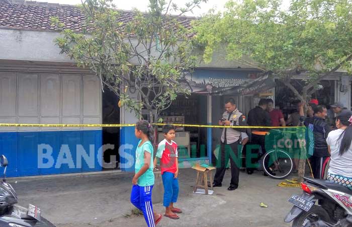 Petugas Polres Blitar memasang police line dan melakukan olah TKP.