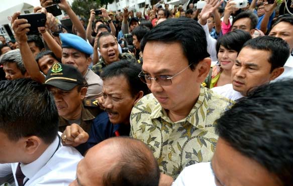 Basuki Tjahaja Purnama alias Ahok dan tim penyidik Bareskrim mendapat pengawalan ketat anggota Propam saat di Gedung Kejaksaan Agung, Jakarta, Kamis (1/12).