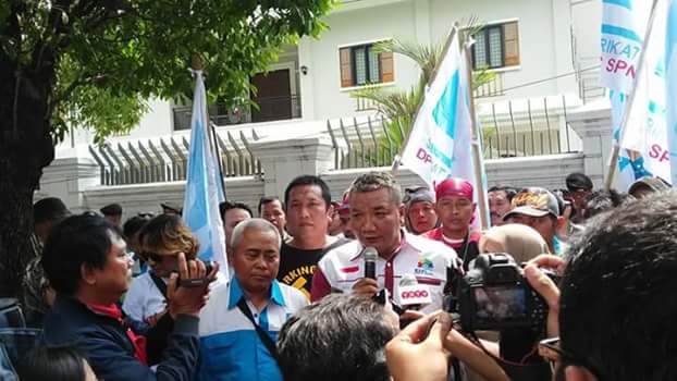 Sekretaris Jenderal KSPI Muhammad Rusdi saat memberikan keterangan pers.